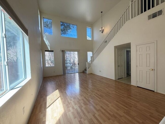 561 Artola St in Las Vegas, NV - Building Photo - Building Photo