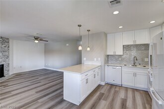 853 Rock Springs Dr in Las Vegas, NV - Building Photo - Building Photo