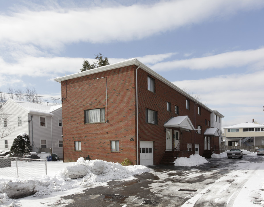 42 Dora St in Stamford, CT - Foto de edificio
