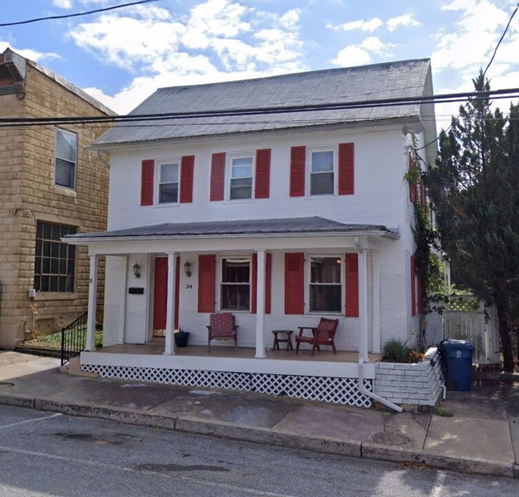 34 E Water St in Smithsburg, MD - Building Photo