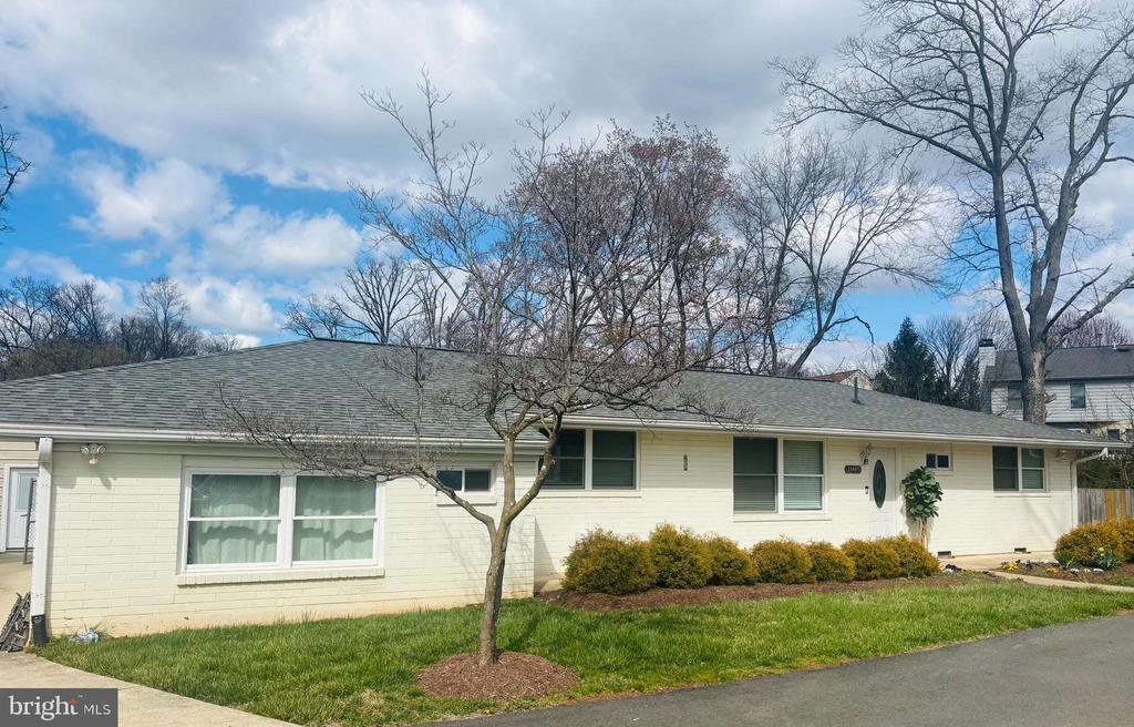 20807 Potomac View Rd in Sterling, VA - Building Photo