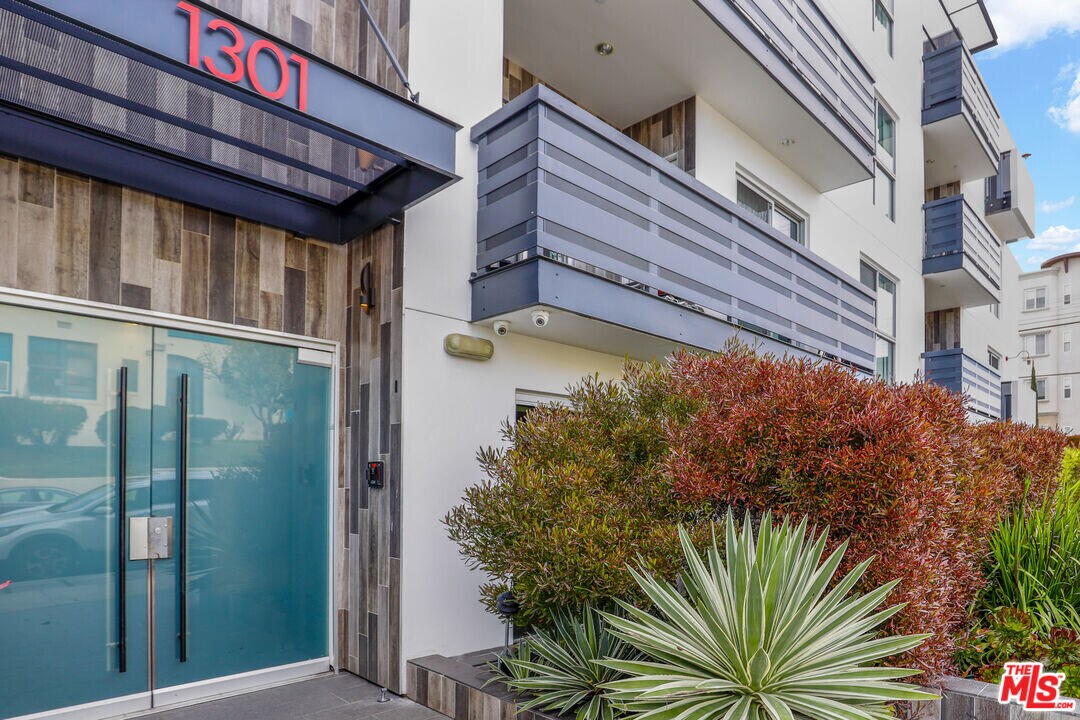 1301 Brockton Ave in Los Angeles, CA - Building Photo