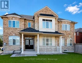491 Mavrinac Blvd in Aurora, ON - Building Photo