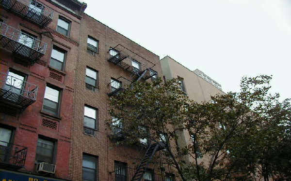 402 E 73rd St in New York, NY - Building Photo