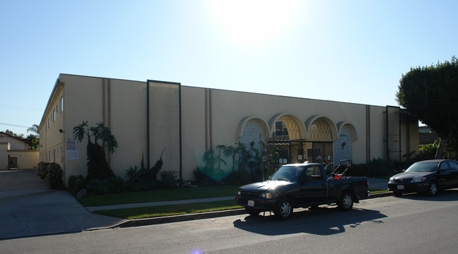 Mecca Apartments in Los Alamitos, CA - Foto de edificio - Building Photo