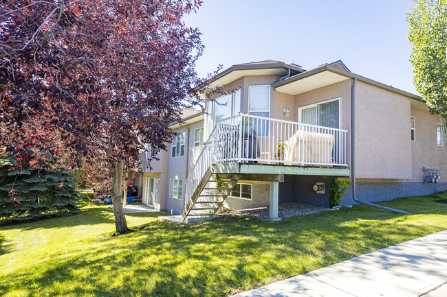 Straddock Villas in Calgary, AB - Building Photo - Building Photo
