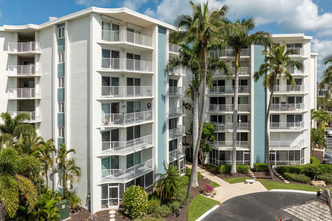 Del Mar Club in Naples, FL - Foto de edificio