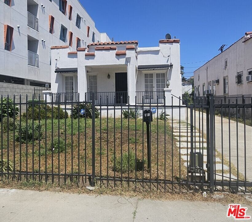 1034 N Kenmore Ave in Los Angeles, CA - Building Photo