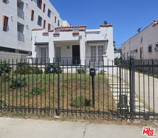 property at 1034 N Kenmore Ave
