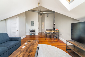 98 Elm St, Unit 1 in Somerville, MA - Foto de edificio - Building Photo