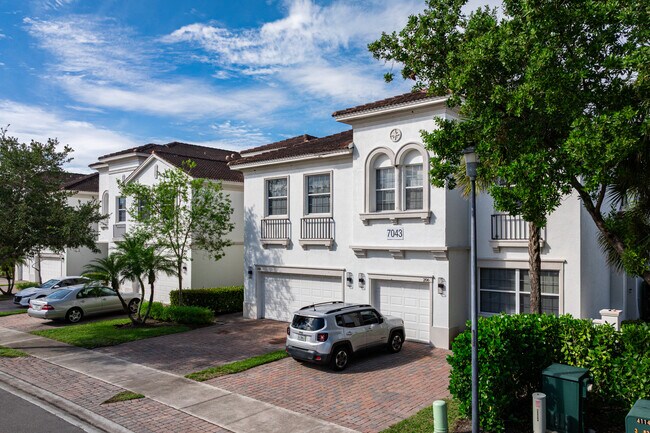 7043 Ambrosia Ln in Naples, FL - Building Photo - Building Photo