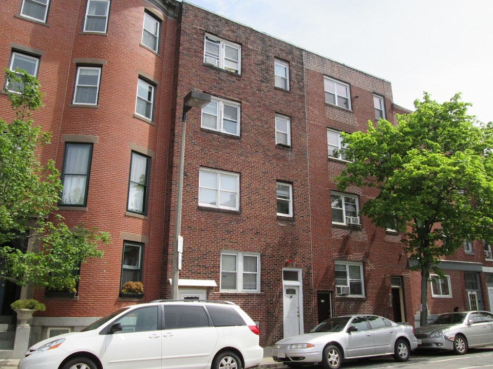 31 Chelsea St in East Boston, MA - Building Photo