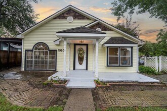 200 Fannin St in Tomball, TX - Building Photo - Building Photo