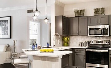 7550 Kirby Dr in Houston, TX - Building Photo - Building Photo