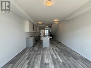 1561 Midland Ave in Toronto, ON - Building Photo - Building Photo