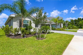 2155 Hamlin St in Naples, FL - Foto de edificio - Building Photo