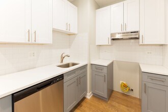 429 W Surf St, Unit 1A in Chicago, IL - Foto de edificio - Building Photo