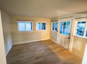 11225 Goodwin Way NE in Seattle, WA - Building Photo - Building Photo