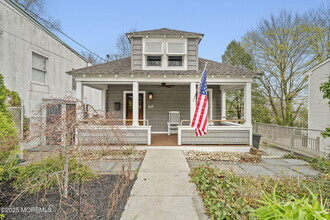 386 Navesink Ave in Highlands, NJ - Foto de edificio - Building Photo