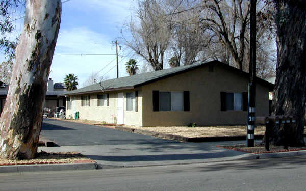 227 N Western Ave in Hemet, CA - Foto de edificio