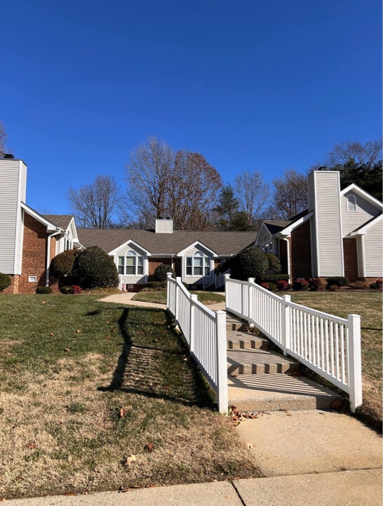 2032 Hearthwood Ct in Greensboro, NC - Foto de edificio