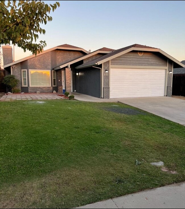 property at 921 Orangewood St