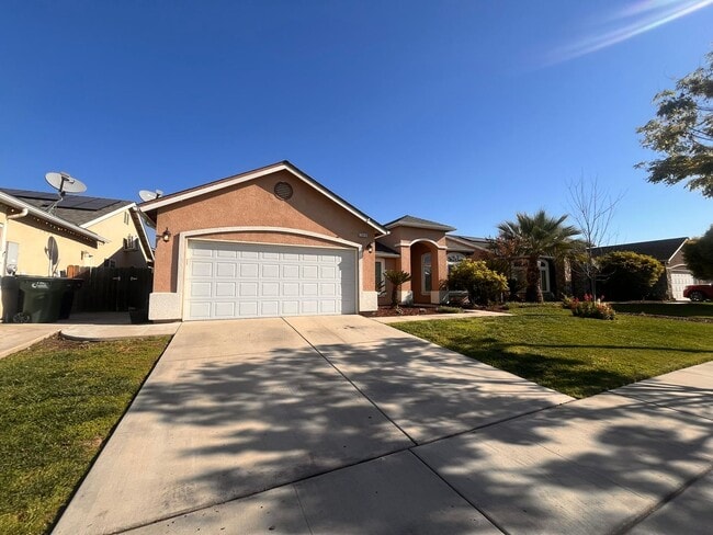 2340 Catavee Ave in Tulare, CA - Building Photo - Building Photo
