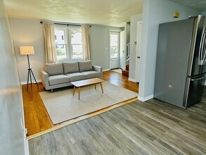 21 Saratoga Rd in North Kingstown, RI - Building Photo - Building Photo