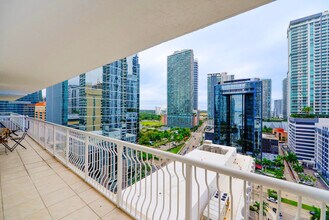 1200 Brickell Bay Dr in Miami, FL - Building Photo - Building Photo