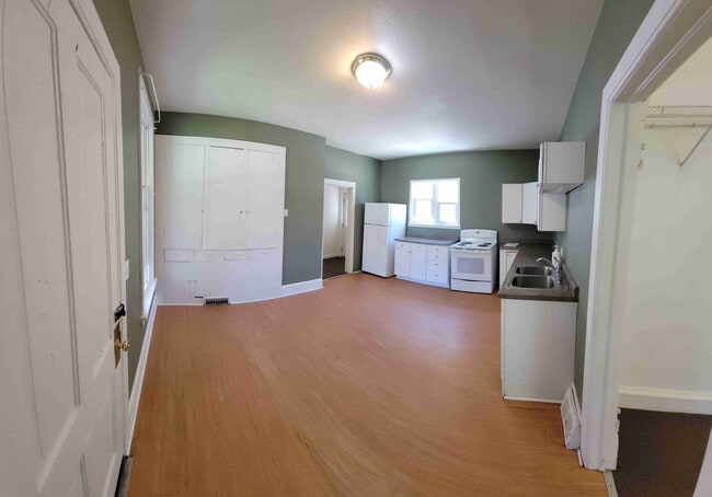 915 W Highland St, Unit Lower in Whitewater, WI - Foto de edificio - Building Photo