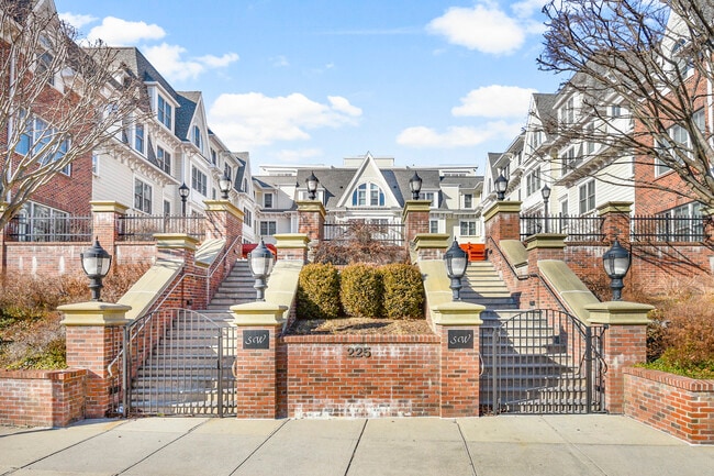 225 Stanley Ave in Mamaroneck, NY - Building Photo - Building Photo