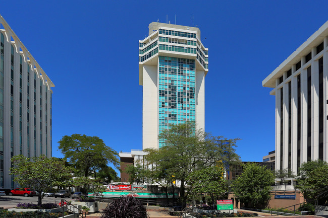 250 Douglas Place in Wichita, KS - Foto de edificio - Building Photo