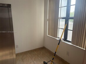 11992 NW 11th St in Pembroke Pines, FL - Foto de edificio - Building Photo