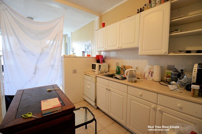 328 Saint Paul St, Unit 4 in Brookline, MA - Building Photo - Building Photo