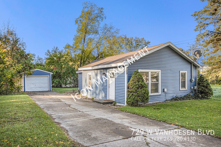 729 W Van Hoesen Blvd in Portage, MI - Building Photo