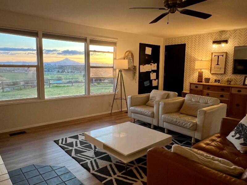 1209 NE Brown Dr in Madras, OR - Foto de edificio