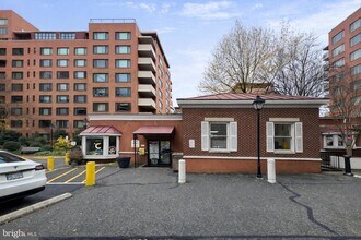 1121 Arlington Blvd, Unit 703 in Arlington, VA - Foto de edificio - Building Photo