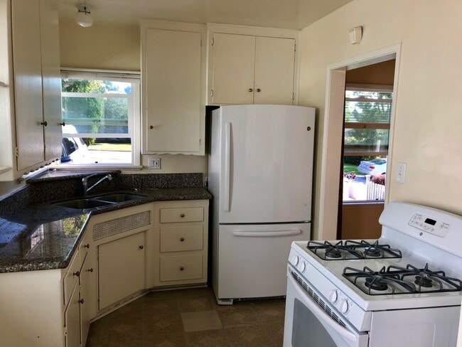 661 36th St in Manhattan Beach, CA - Building Photo - Building Photo