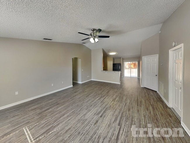 3390 Shalimar Cir in Deltona, FL - Foto de edificio - Building Photo