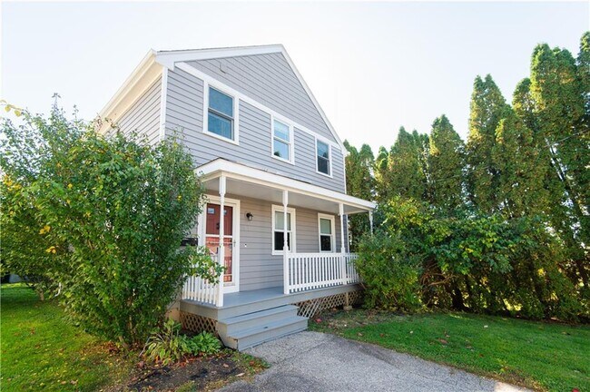 27 Fenner Ave in Newport, RI - Building Photo - Building Photo