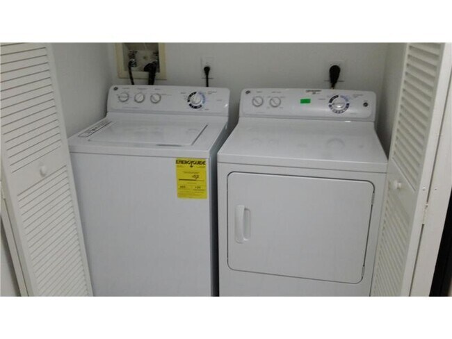 9610 NW 2nd St, Unit 104 in Pembroke Pines, FL - Foto de edificio - Building Photo