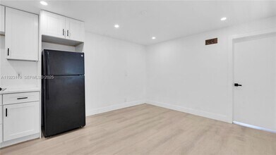 32 SW 9th St in Hallandale Beach, FL - Building Photo - Building Photo