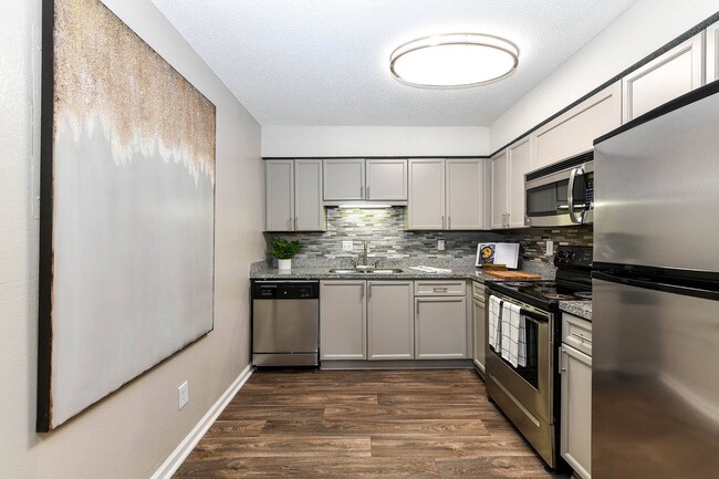 District at Vinings Apartments in Atlanta, GA - Foto de edificio - Building Photo