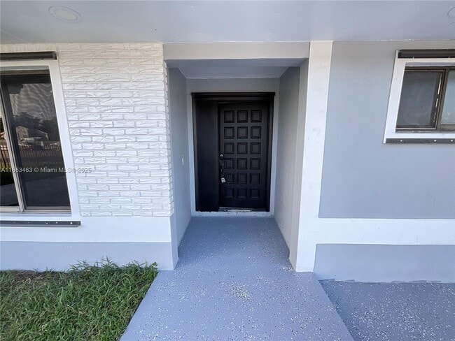 6101 NW 199th St in Hialeah, FL - Building Photo - Building Photo