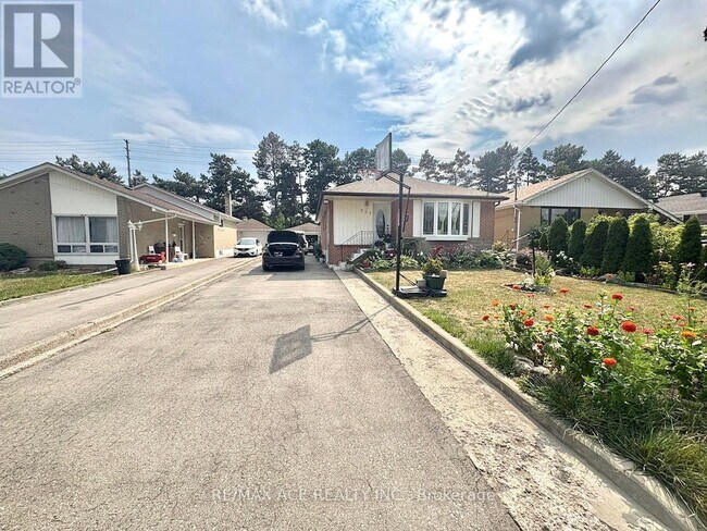 251 Taysham Crescent in Toronto, ON - Building Photo - Building Photo