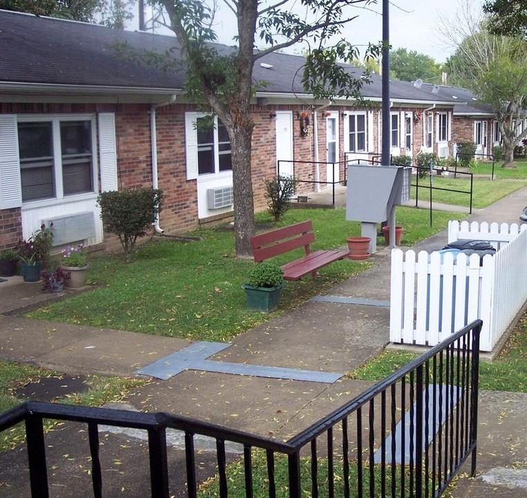 Lewisburg Village in Lewisburg, KY - Building Photo