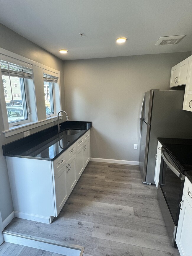 24 Monarch Wy in Portsmouth, NH - Building Photo - Building Photo