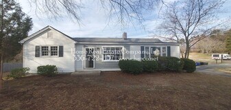 2047 W Clemmonsville Rd in Winston-Salem, NC - Building Photo