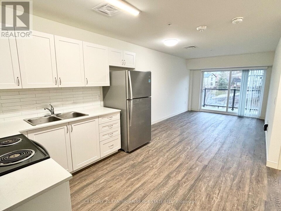 135 Station St in Belleville, ON - Building Photo