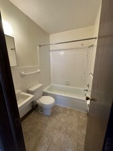 320 Oak Ave N-Unit -106 in Thief River Falls, MN - Building Photo - Building Photo